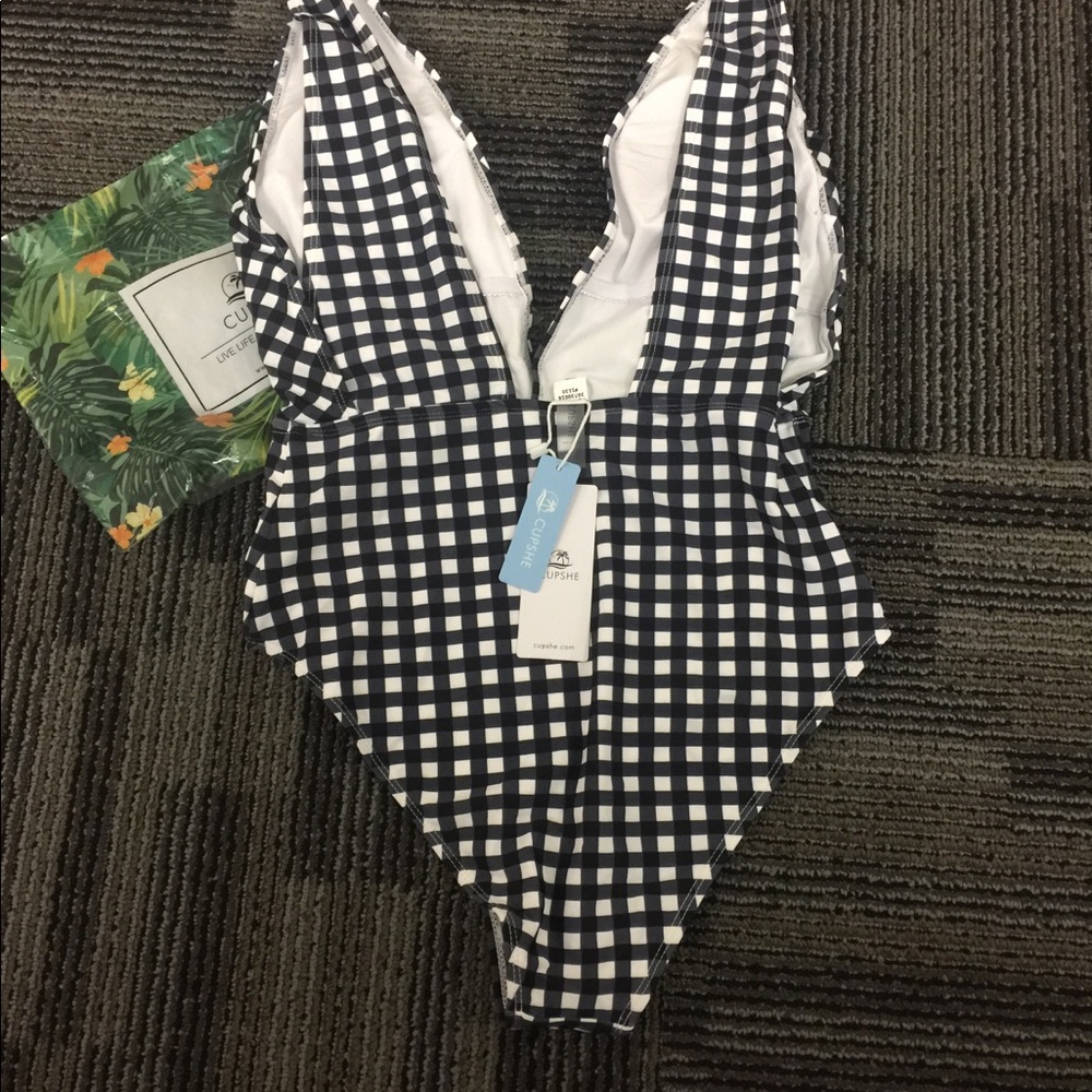 BRAND NEW! One piece SWIM B/W SIZE L